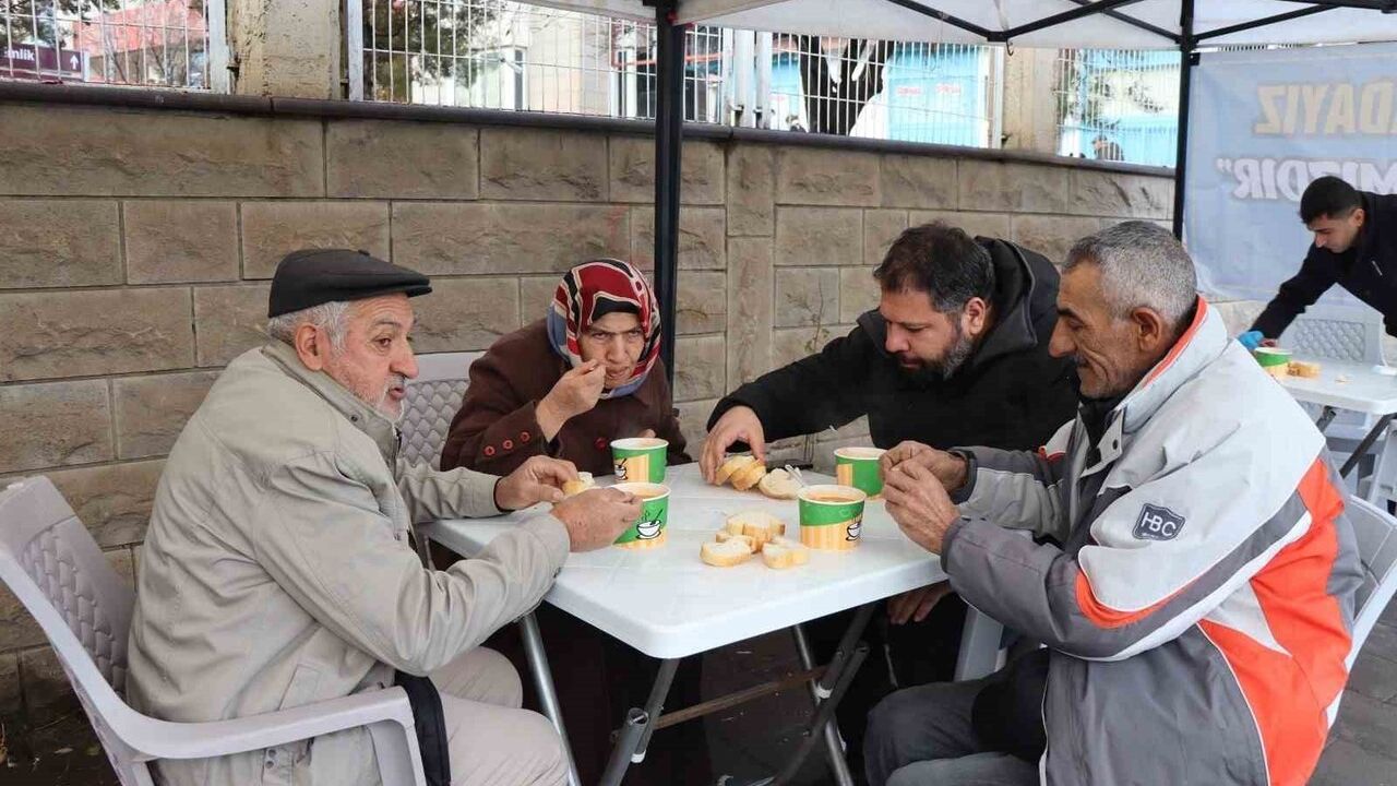 Oltu Belediyesi'nden Pazarcılara Ücretsiz Çorba İkramı