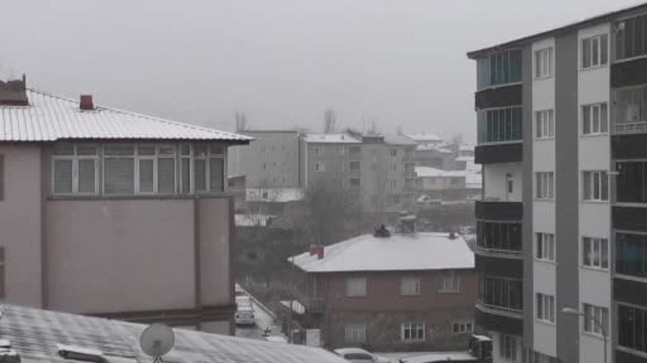 Oltu’da Mevsimin İlk Karı Düştü — İlçe Merkezinde 7 cm