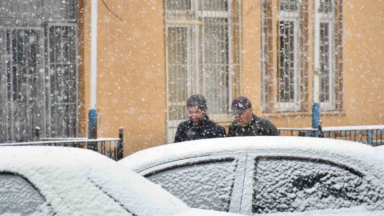 Oltu'da Mevsimin İlk Karı Düştü: Yer Yer 7 Santimetre