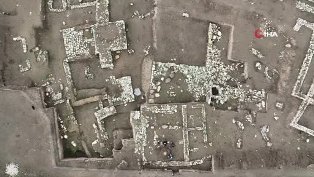 Oluz Höyük’te Fenikeliler İzleri: İnsan Başlı Cam Boncuklar ve 8 Bebek Mezarı