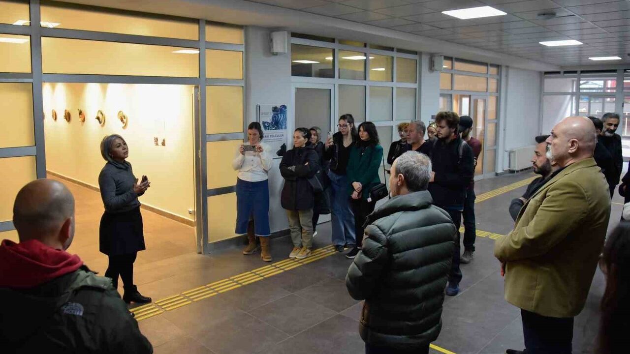 OMÜ'de 'Mavi Yolculuk' Sergisi: Fidan Tonza Helvacıkara'nın Seramik ve Cam İşleri