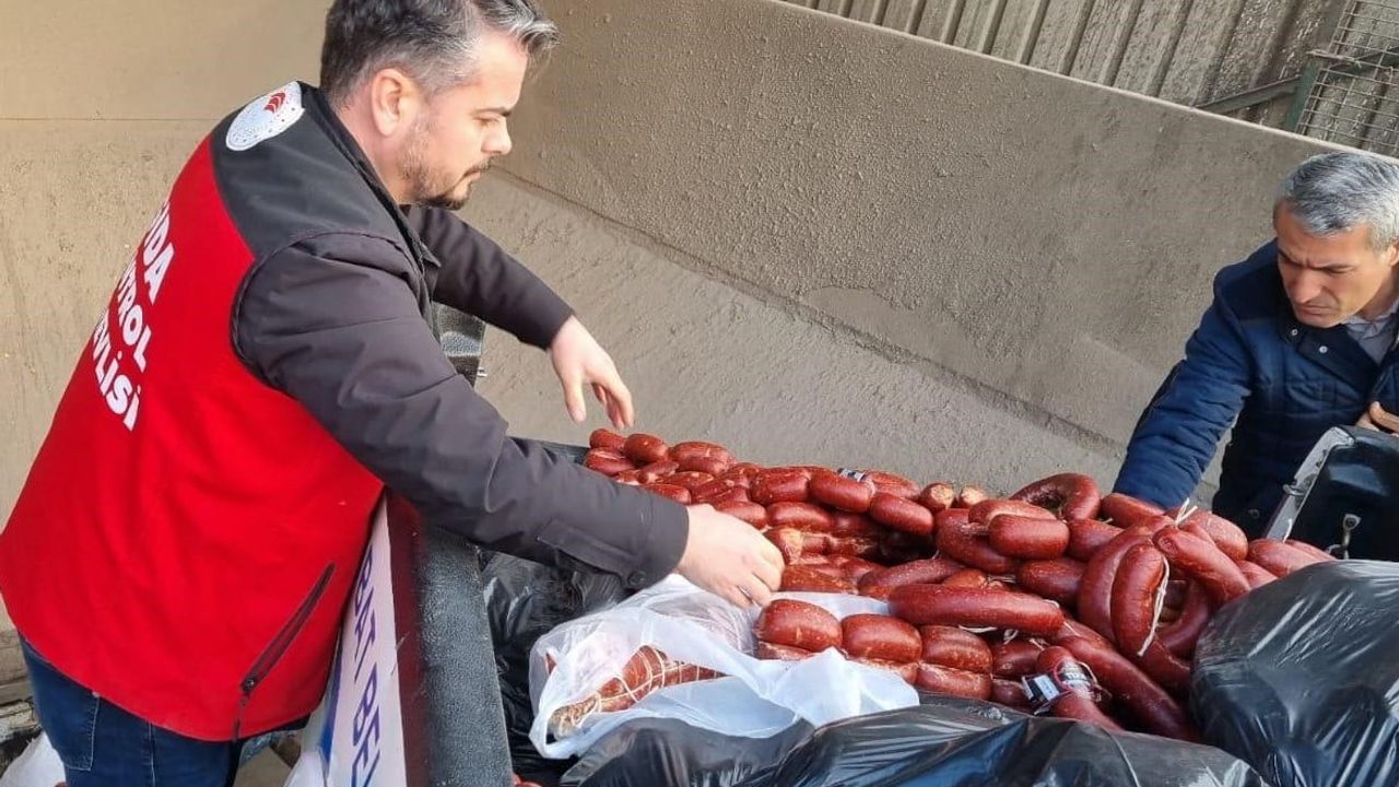 Onikişubat’ta 850 kg Son Kullanma Tarihi Geçmiş Sucuk İmha Edildi