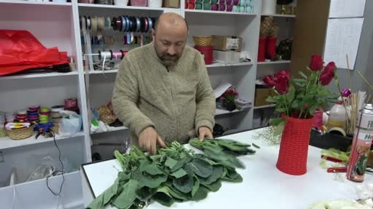 Ordu'da çiçekçiden Karadeniz zekası: Gül buketini karalahana ile süslüyor