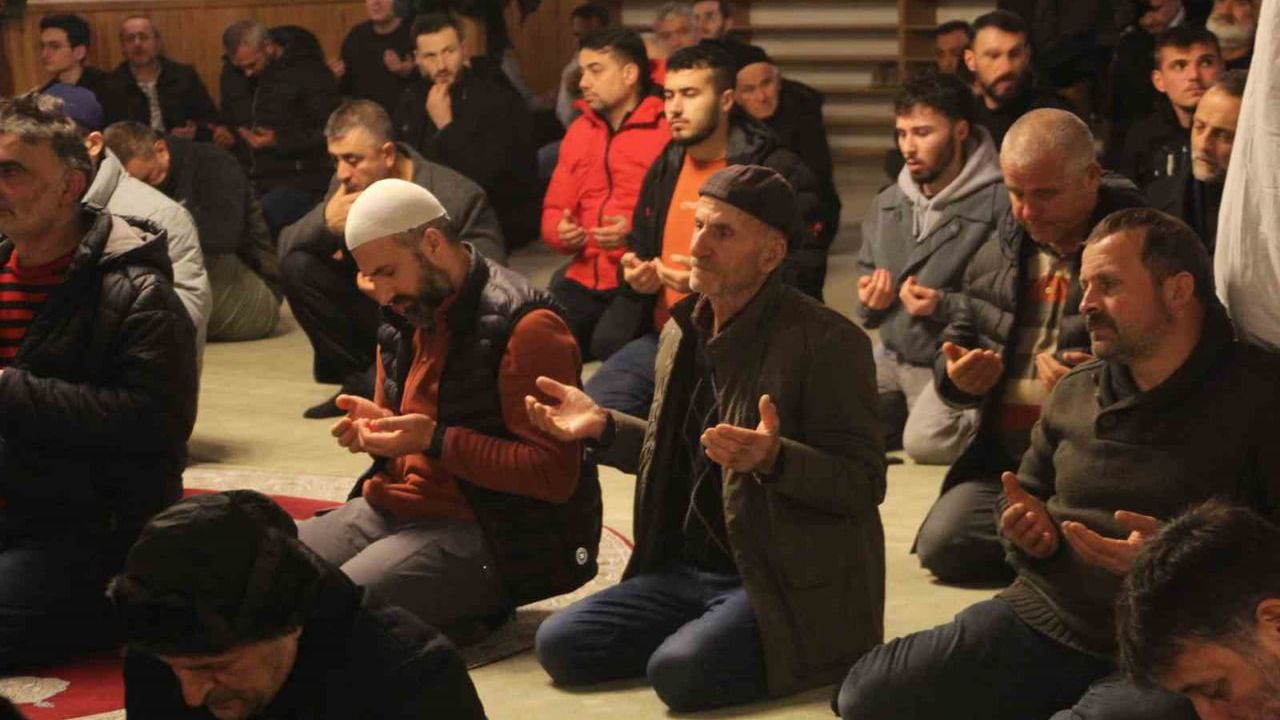 Ordu'da Regaip Kandili Camilerde Dualarla İdrak Edildi
