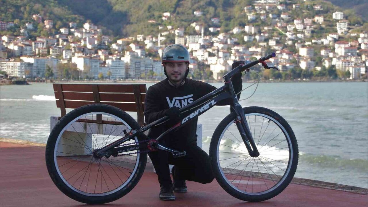 Ordu'da Trial Gösterisi: 29 Yaşındaki Furkan Şahin Sahil Kayalıklarını Parkur Yaptı