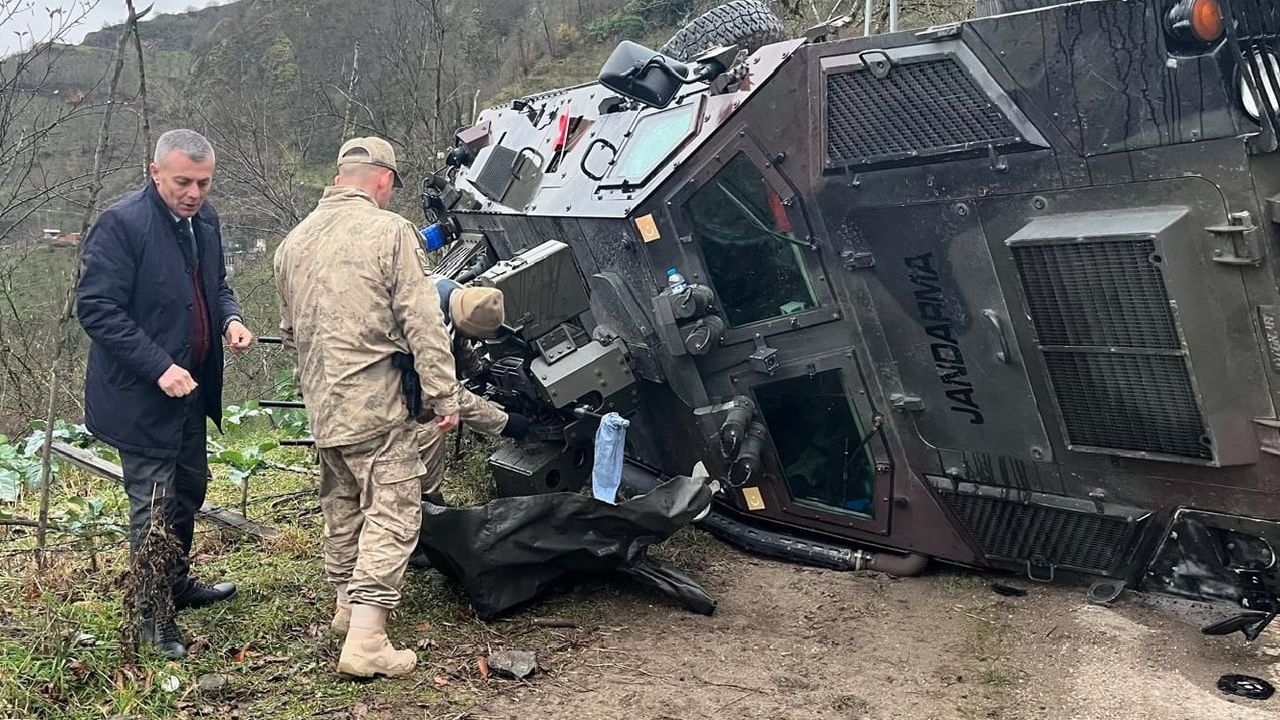 Ordu Kabataş'ta Ticari Araçla Çarpışan Askeri Araç Devrildi
