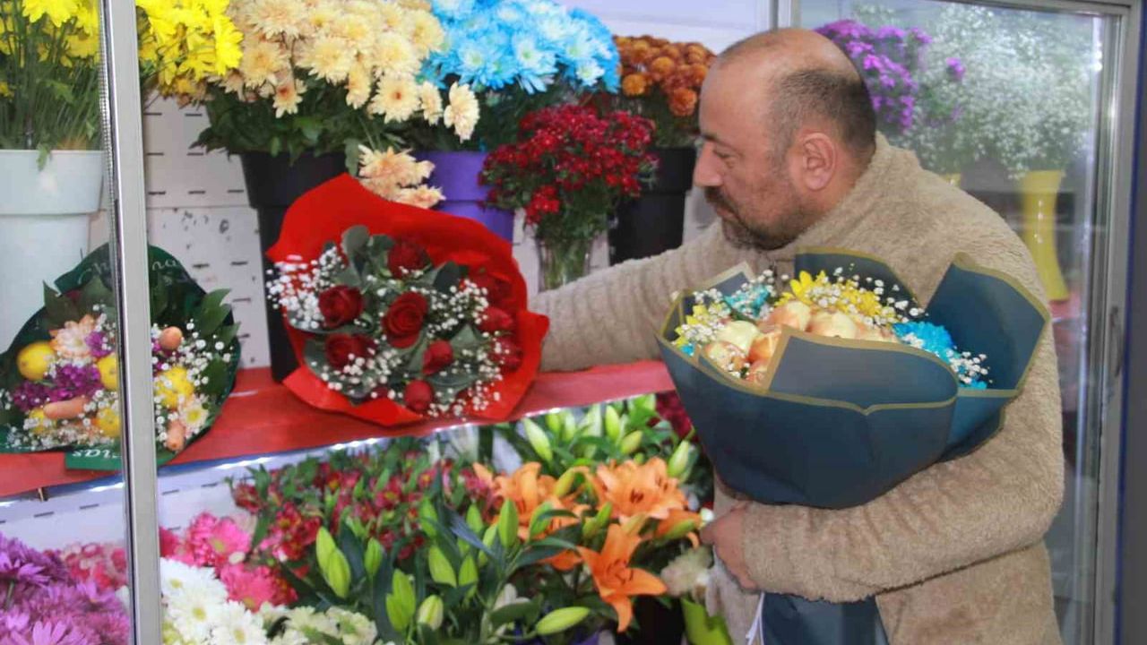 Ordulu çiçekçiden yenilik: Gül buketleri 'karalahana' ile süsleniyor