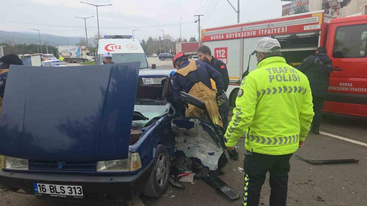 Orhangazi'de Ters Yönden Gelen Kamyonet Otomobile Çarptı — Sürücü Yaralandı