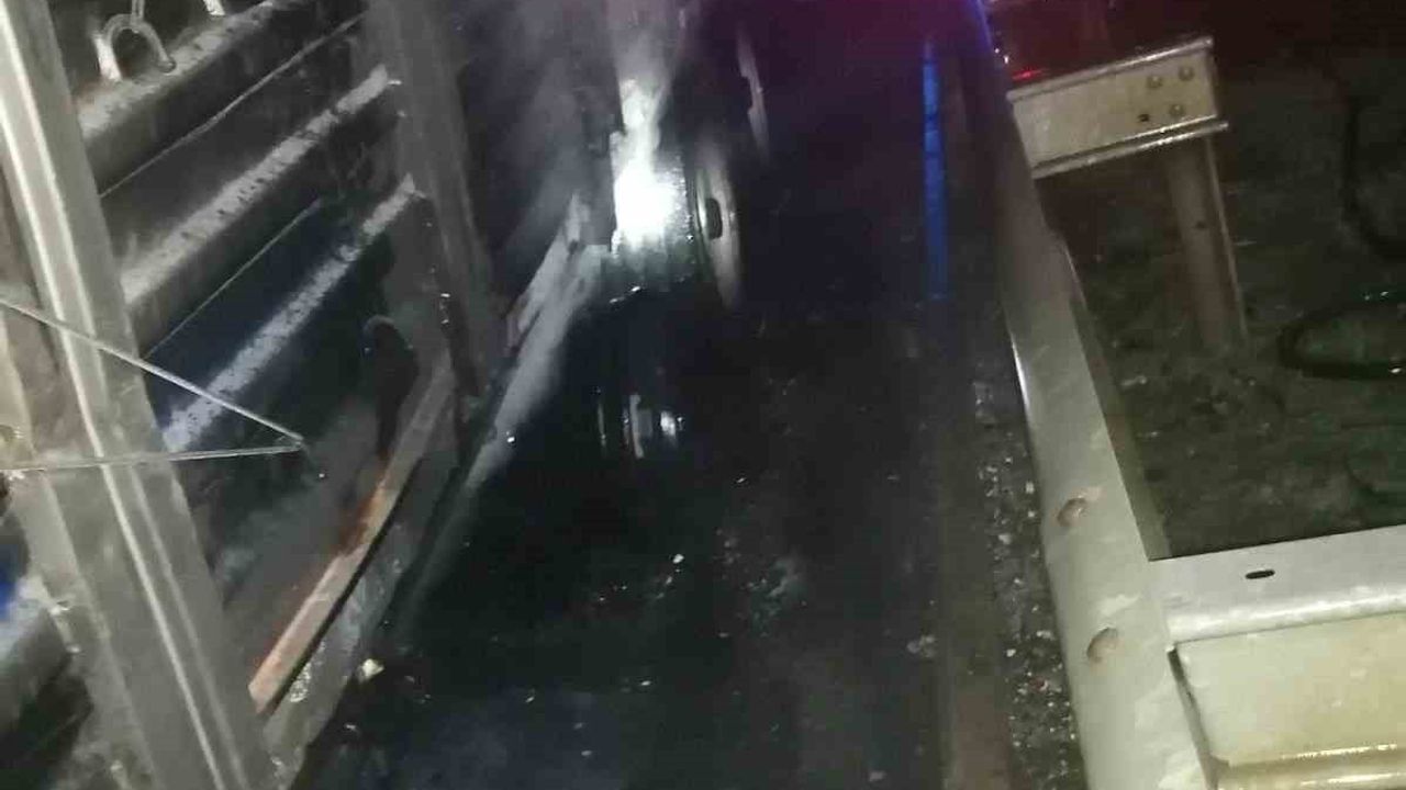 Osmaneli'de Seyir Halindeki Çekici Alev Aldı