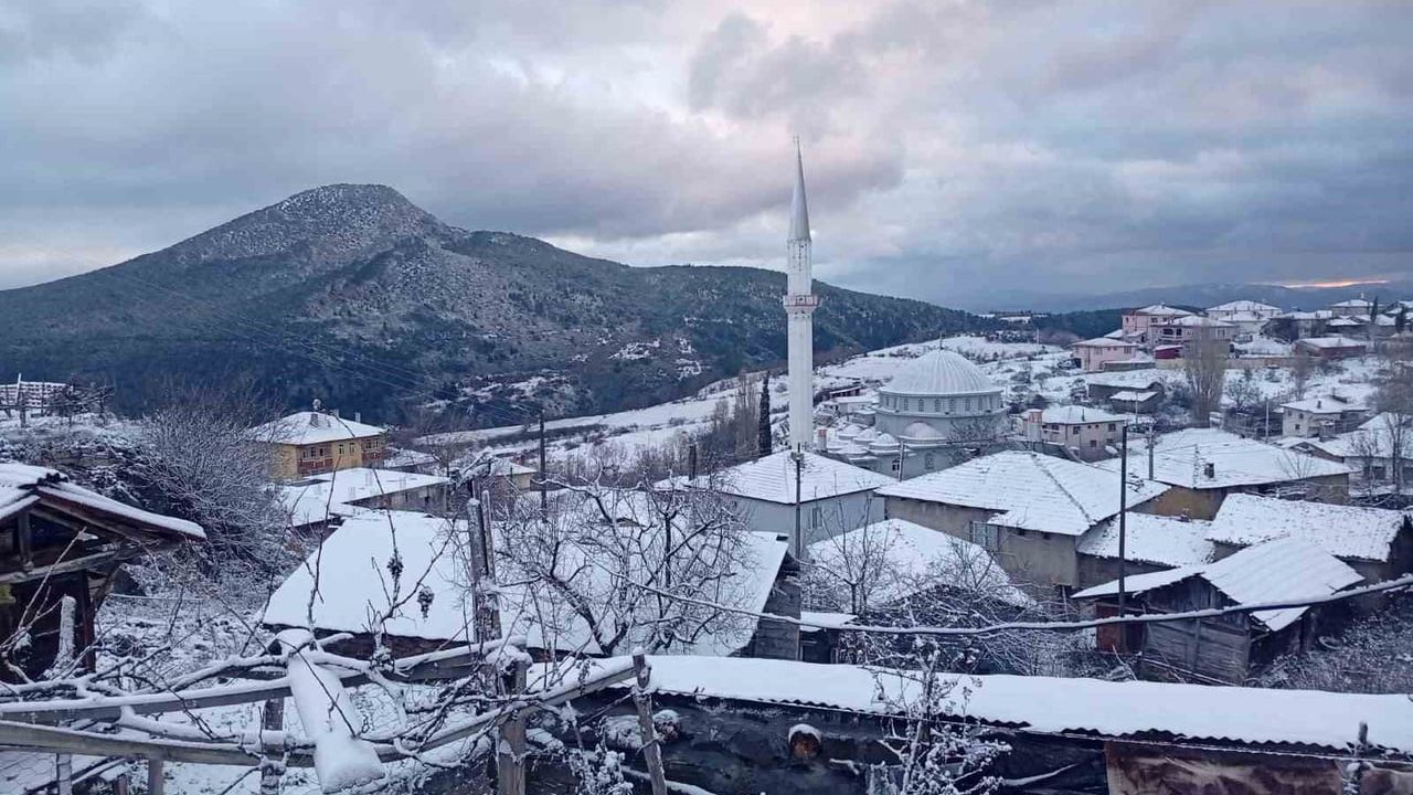 Osmaneli'nin Ağlan Köyü'ne Mevsimin İlk Karı Düştü