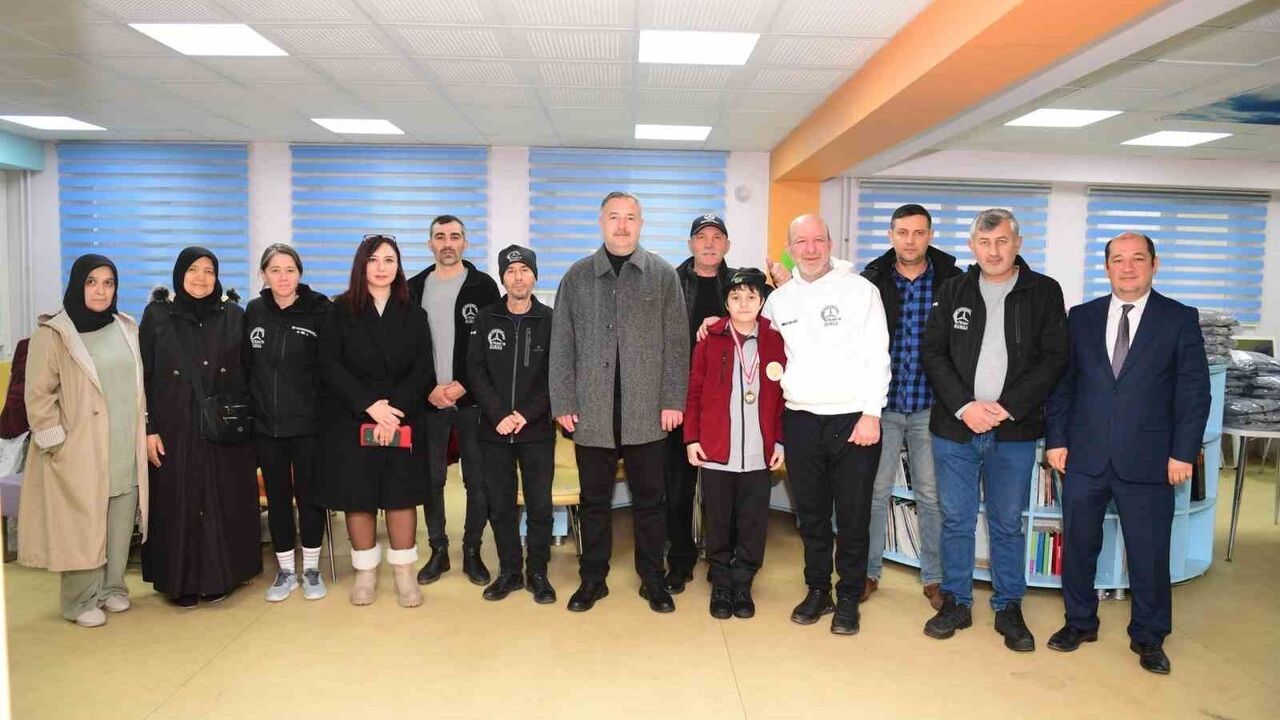 Osmangazi Belediyesi'nden Turgut Yılmazipek'e Kış Yardımı: 130 Öğrenciye Mont, Bot ve Eşofman