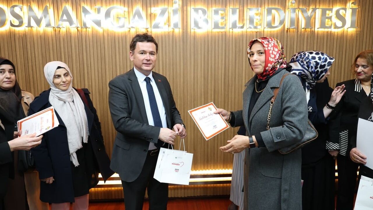 Osmangazi'de 26 Kadın OSMEK Okuma Yazma Sertifikasıyla Geleceğe Umutla