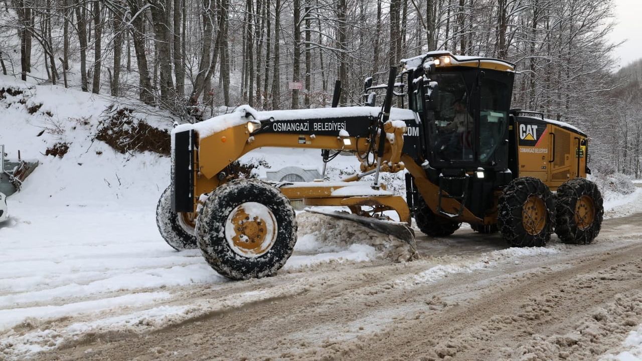 Osmangazi’de Karla Kapanan Yollara Anında Müdahale: Ulaşım Aksamıyor