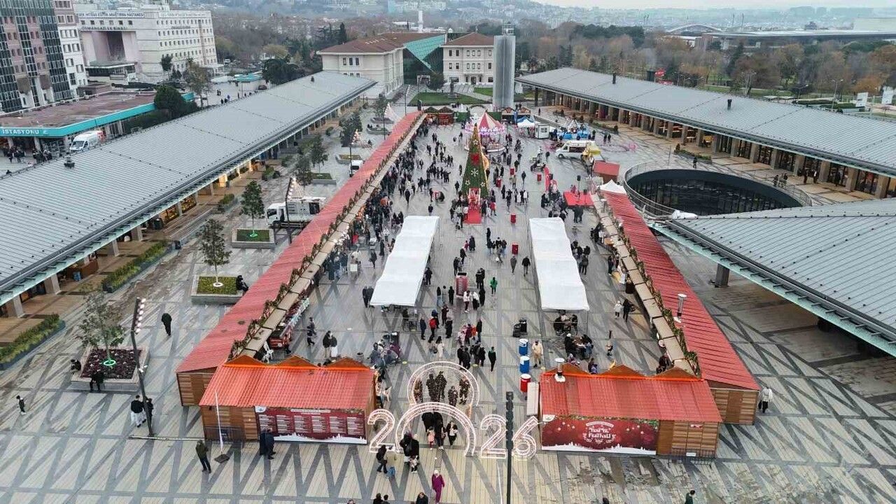 Osmangazi Meydanı'nda Yeni Yıl Coşkusu: Yeni Yıl Festivali Bursa'yı Canlandırdı