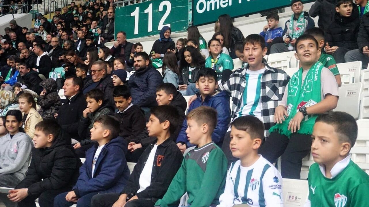 Osmangazili Çocuklar Bursaspor Coşkusunu İlk Kez Tribünde Yaşadı