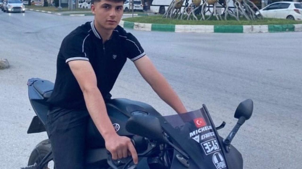 Osmaniye'de Mezarlıkta 2 Genç Ölü — Otomobilde Şef Bıçağı ve İsimli Bıçak Bulundu