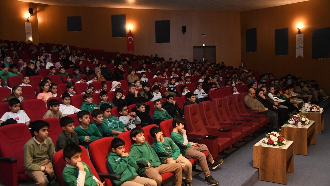 Osmaniye'de Minikler 'Ronnie-Göldeki Fısıltı' ile Tiyatro Şöleni