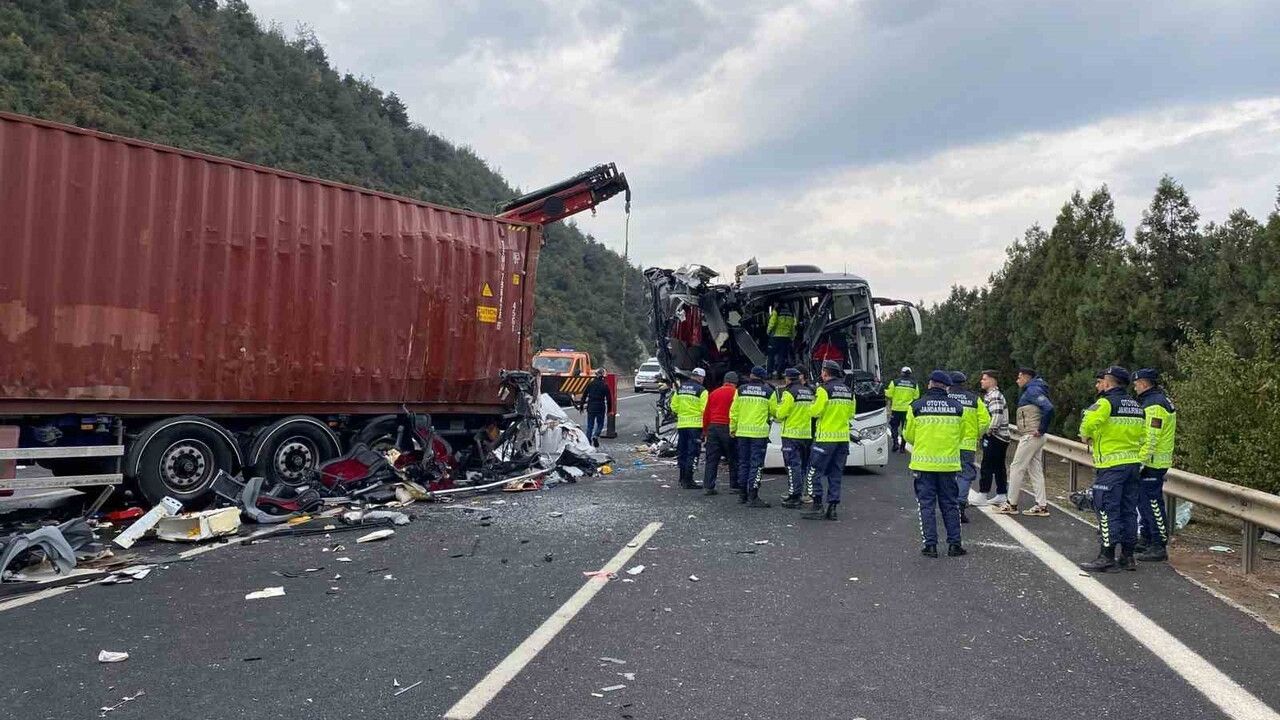 Osmaniye’de Otobüs Tıra Çarptı: 6 Ölü, 11 Yaralı