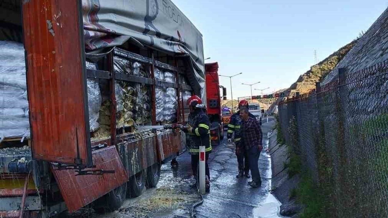 Osmaniye'de Soya Yüklü Tırda Seyir Halinde Yangın Söndürüldü