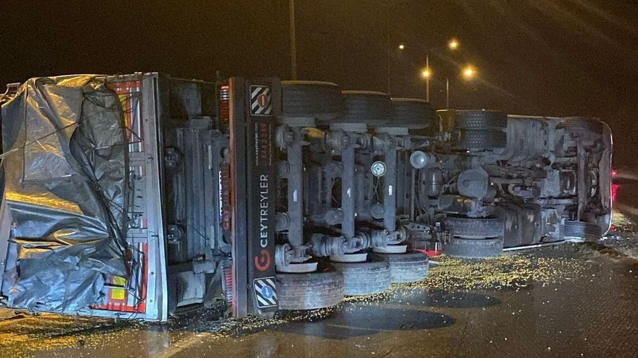 Osmaniye'de yağışta mısır yüklü kamyon devrildi: 1 yaralı