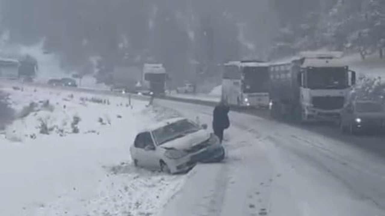 Osmaniye'de Yoğun Kar: 5 Araçlı Zincirleme Kaza, 1 Yaralı