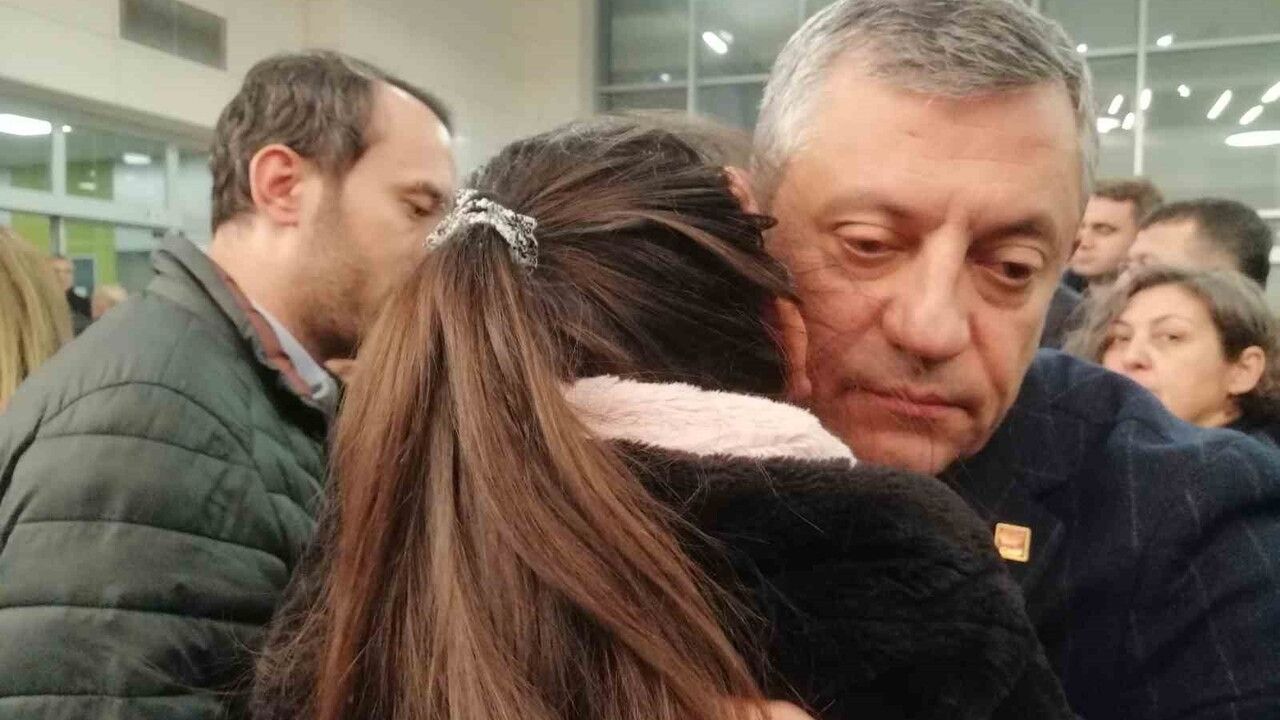 Özgür Özel Manisa’da: Gülşah Durbay’ın Vefatı CHP’yi Yasa Boğdu