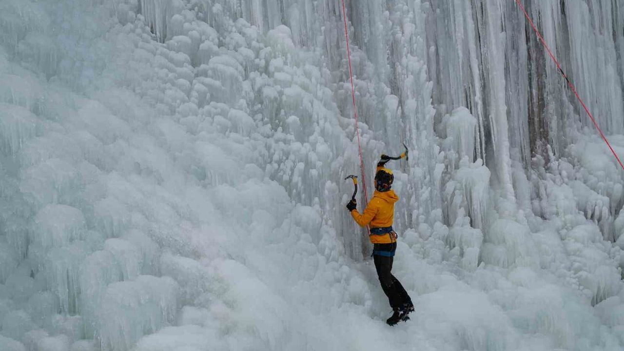 Palandöken'de Buz Tırmanışı: Mustafa Tekin Ice Parkı Adrenalin Sunuyor