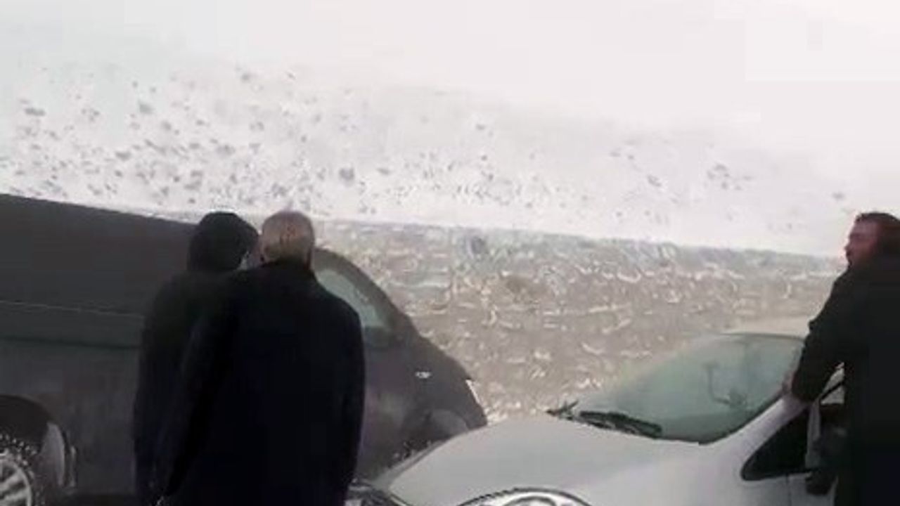 Palandöken Geçidi'nde Kar Engeli: Erzurum-Tekman Yolu'nda Araçlar Yolda Kaldı