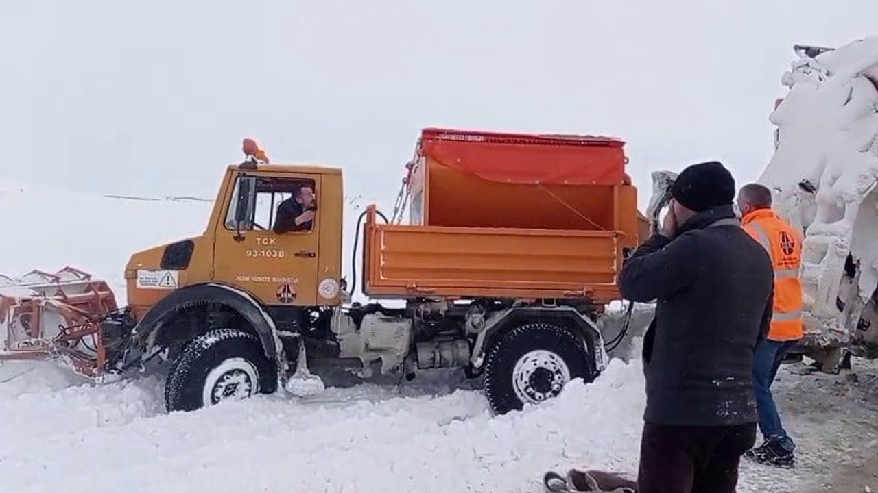 Palandöken Geçidi'nde Karla Mücadele: Erzurum-Tekman Yolunda Zorlu Mesai