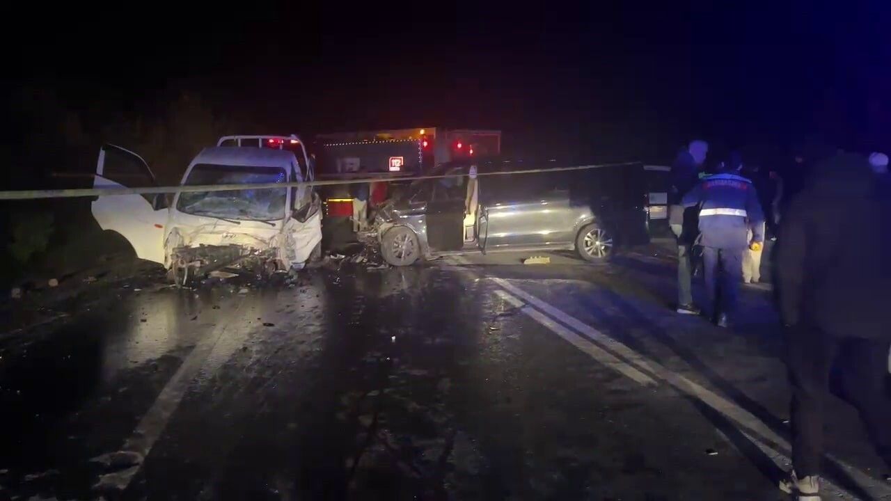 Pamukova’da Panelvan ile Kamyonet Çarpıştı: 1 Ölü, 3 Yaralı