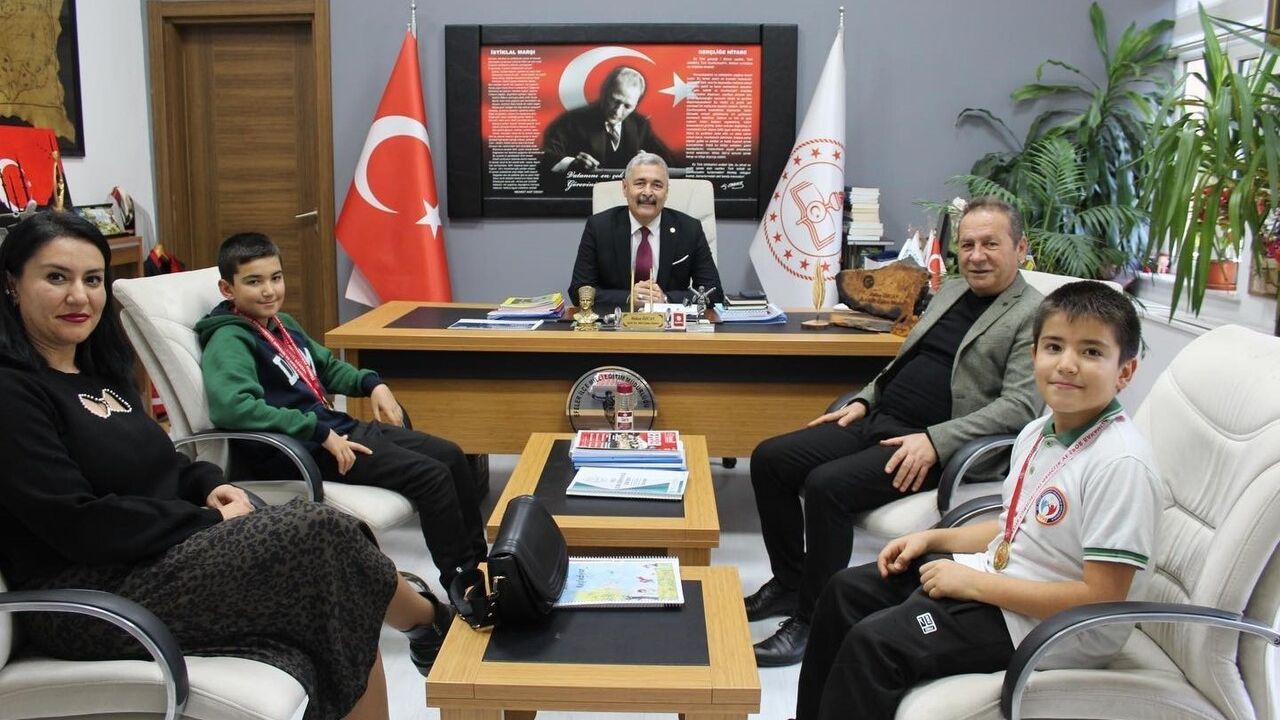 Paralimpik Yüzmede İl Birincileri: Ali Yağız ve Hamza Yavuz Güdücü