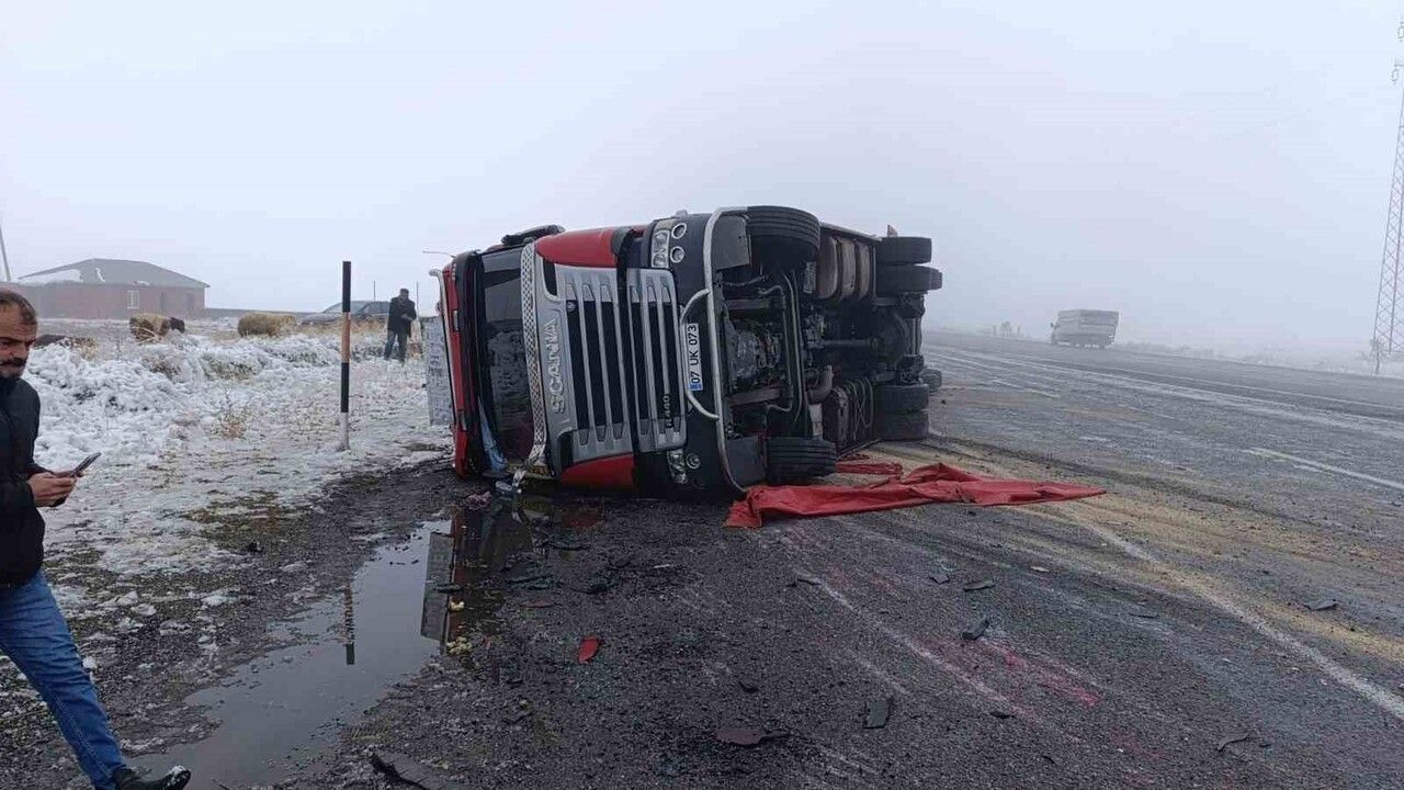 Patnos'ta Hayvan Yüklü Tır Devrildi: 10 Küçükbaş Telef Oldu
