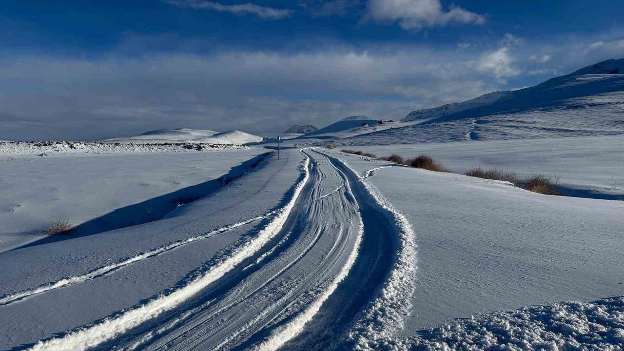 Patnos'ta Karla Mücadele Sürüyor: Kapanan Köy Yolları Ulaşıma Açıldı