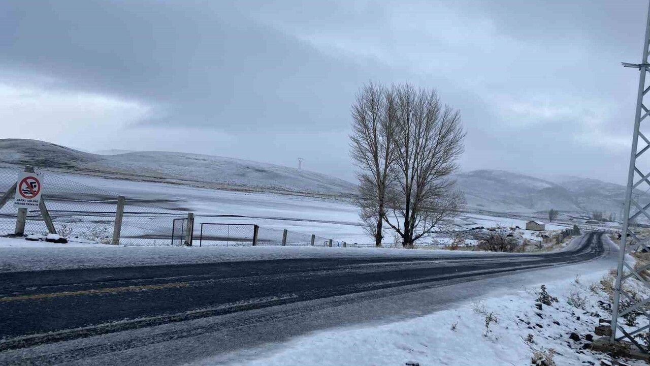 Patnos’ta Mevsimin İlk Karı: İlçe Beyaza Büründü