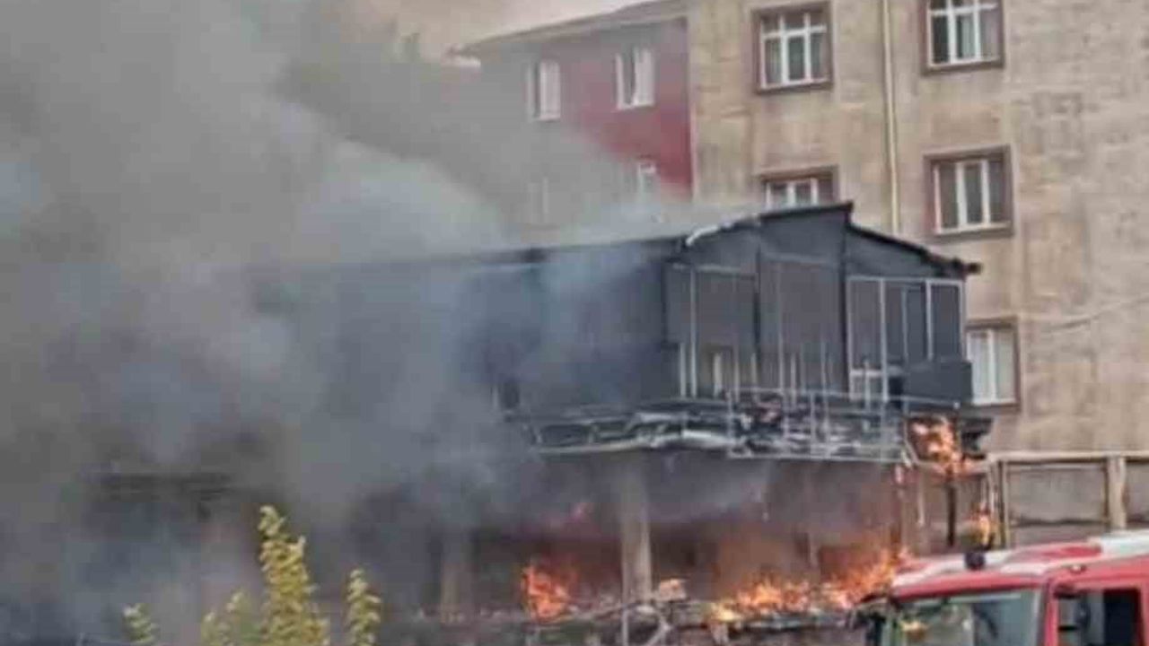 Pendik Kaynarca'da Araç Yangını Binalara Sıçradı — Çok Sayıda İtfaiye Sevk Edildi