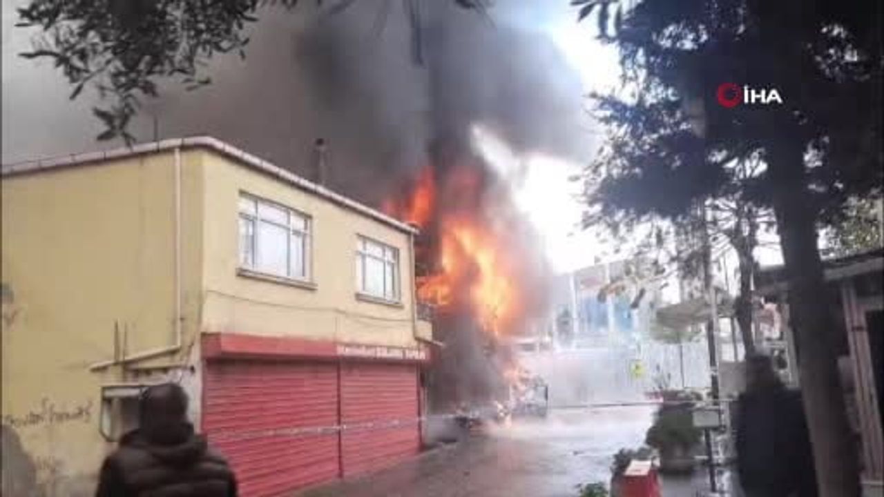 Pendik Kaynarca'da Araç Yangını Büyüdü — Zabıta Yaşlı Kadını Merdivenle Kurtardı