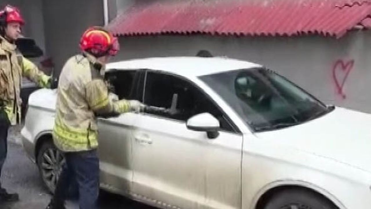 Pendik Kaynarca'da Park Halindeki Araçta Mahsur Kalan Çocuk İtfaiye Tarafından Kurtarıldı