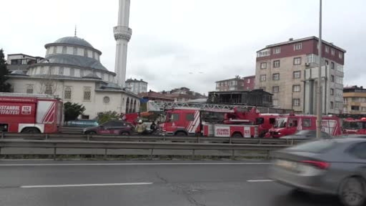 Pendik’te araç yangını binalara sıçradı: 2 araç ve kafe küle döndü