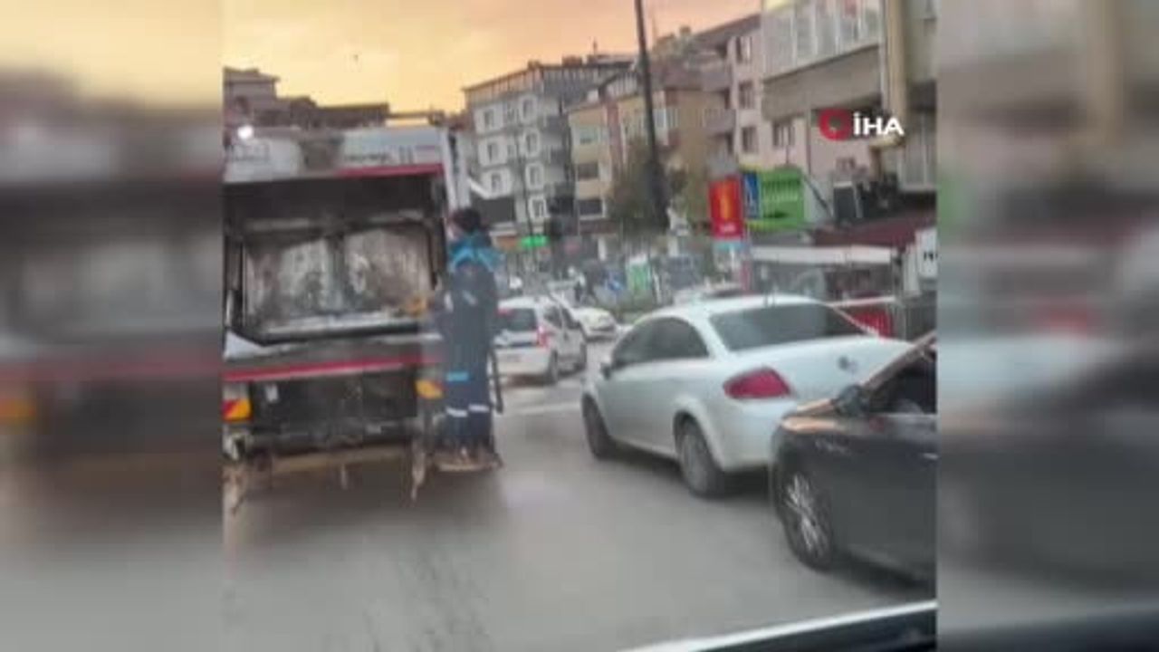 Pendik'te Çöpten Çıkan Bağlama Gönüllere Dokundu