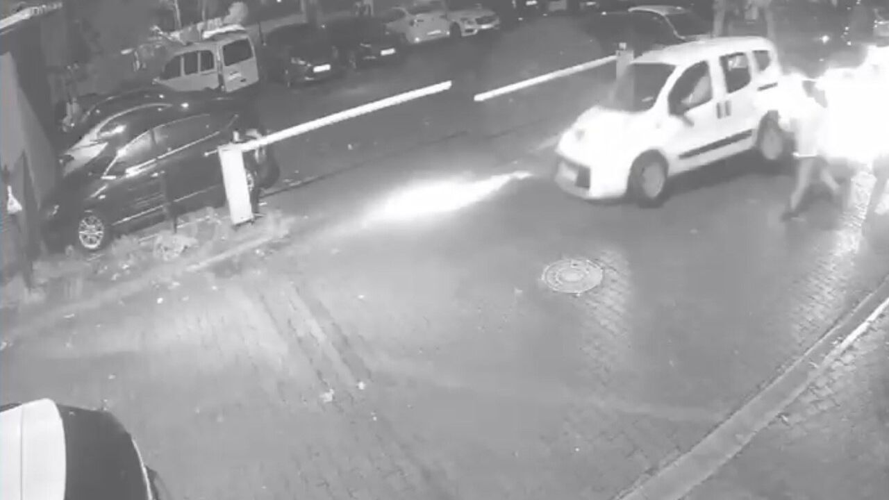 Pendik'te Direksiyon Kaybı: Sürücü Parktaki Araçlara İki Kez Çarptı