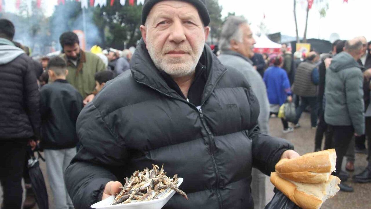 Perşembe'de 6. Hamsi Festivali: 7 Ton Hamsi ve Binlerce Ziyaretçi