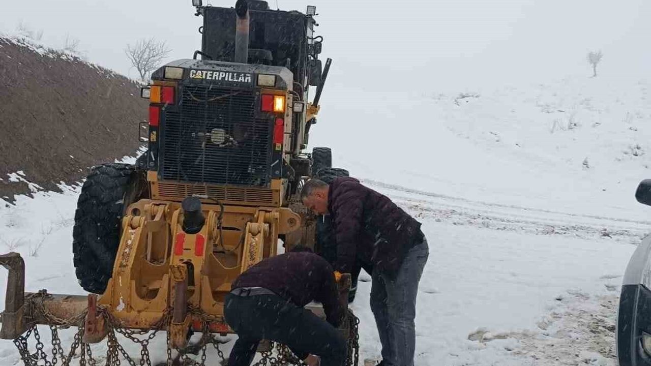 Pervari’de Geçittepe Grup Köy Yolu Kar Nedeniyle Trafiğe Kapandı