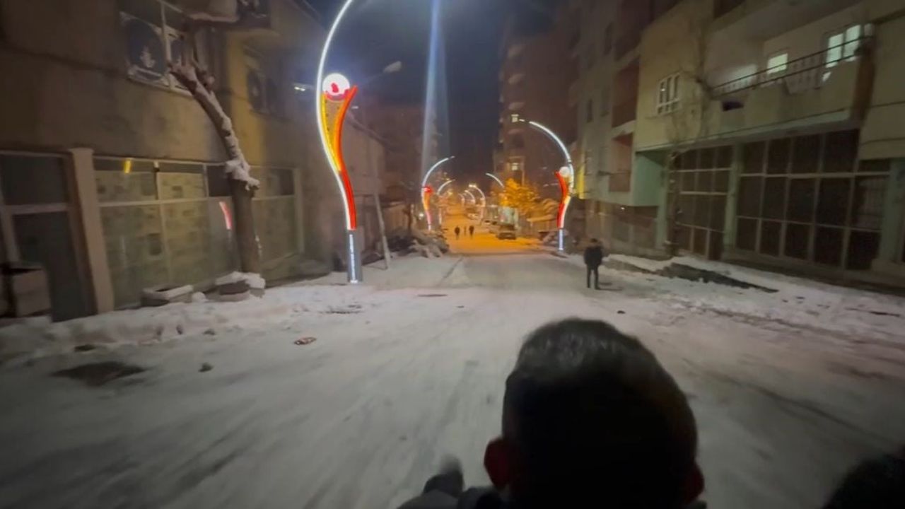 Pervari'de Kar Keyfi: Naylon ve Kızakla Sokak Kayakları