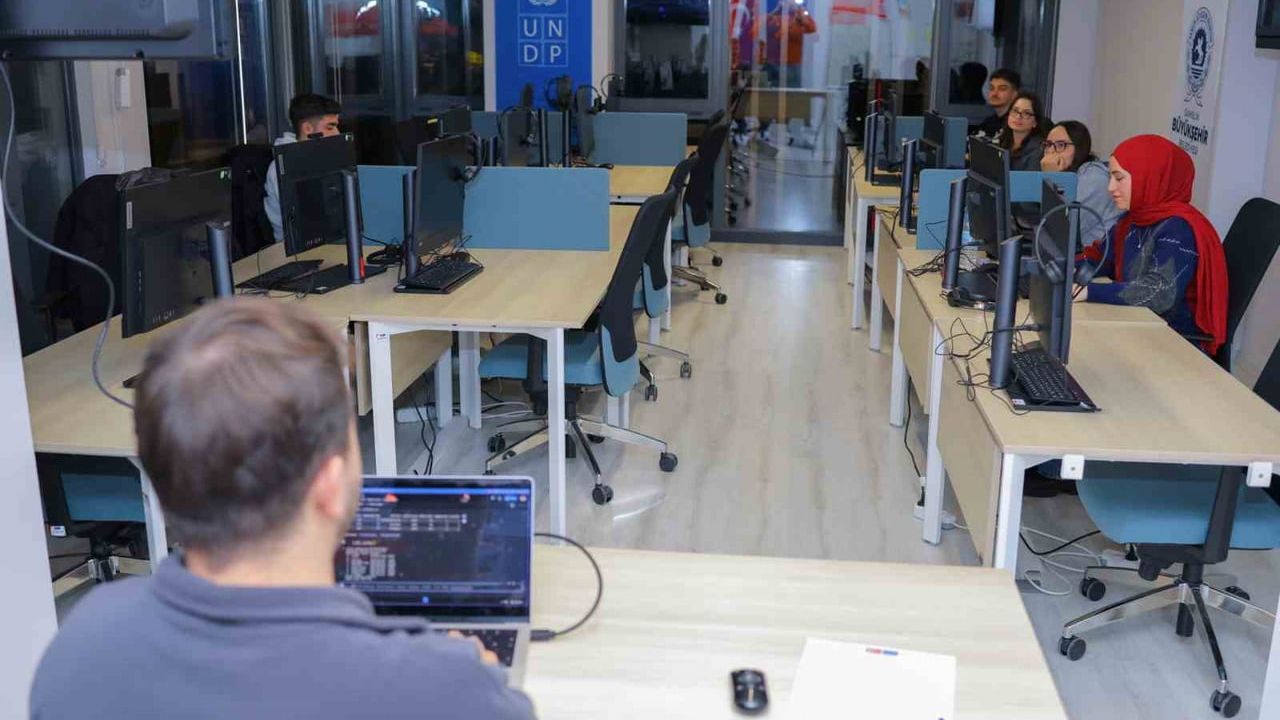 Petek Genç Dijital Gençlik Merkezi'nde 'Python ile Veri Analizi' Kursu Devam Ediyor