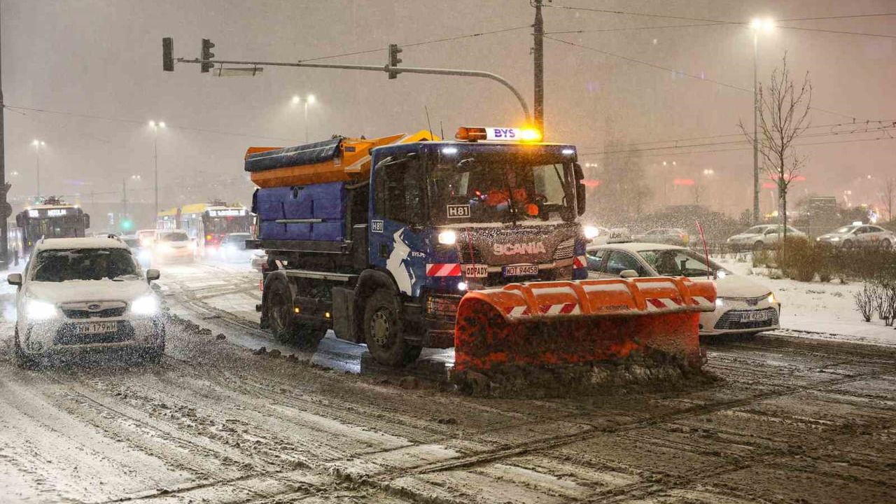 Polonya'da Kar Felaketi: S7 Otoyolunda Yüzlerce Araç Mahsur Kaldı