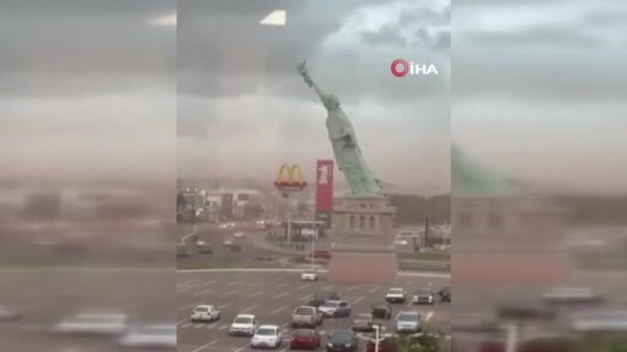 Porto Alegre'de Fırtına 24 Metrelik Özgürlük Heykeli Replikasını Devrtti