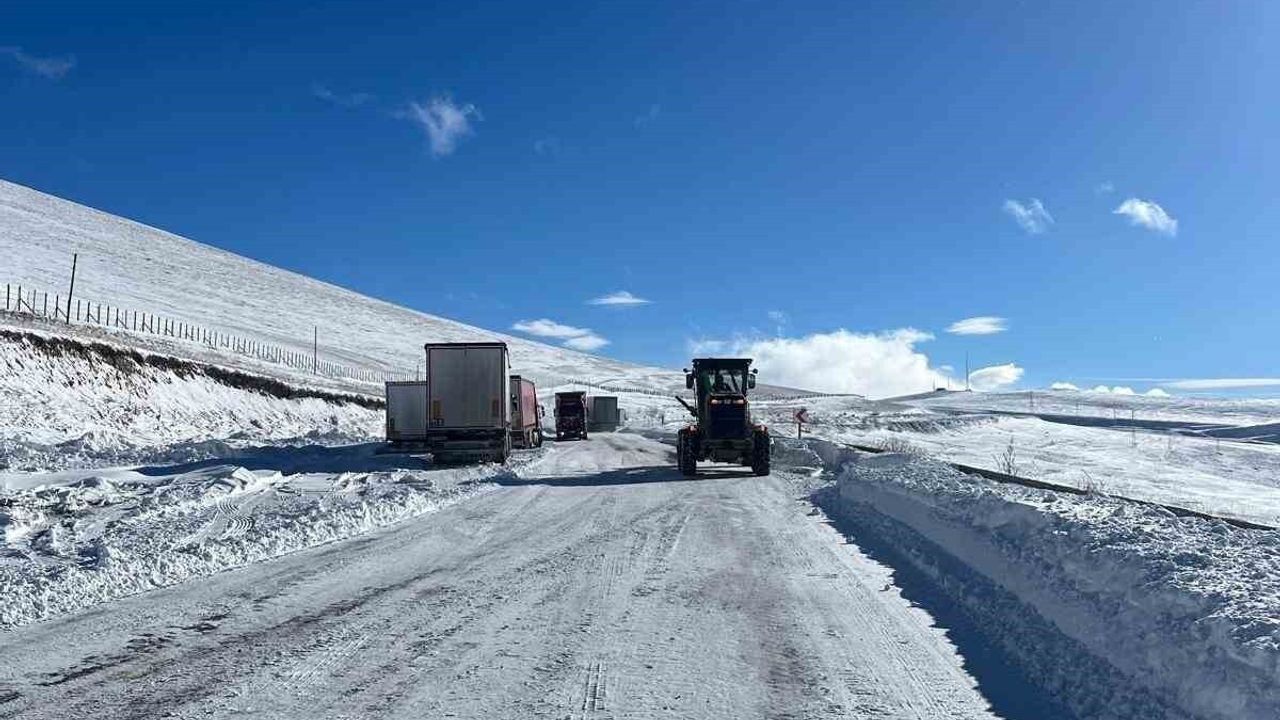 Posof Belediyesi'nden yolda kalan tır şoförlerine sıcak çorba
