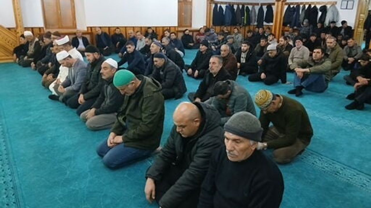 Posof'ta Regaip Kandili Coşkusu: Posof Merkez Camiinde Mevlit ve Dualar