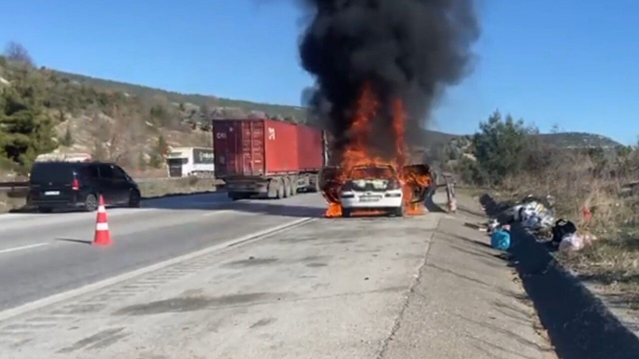 Pozantı'da Otoyolda Peugeot Alev Topuna Döndü