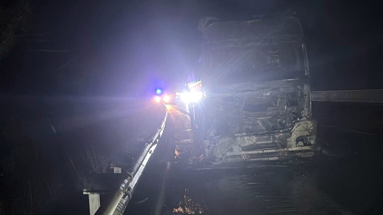 Pozantı'da Yağ Yüklü Tanker Alev Aldı — Ormana Sıçrayan Yangın Söndürüldü